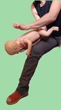 comment donner les claques dans le dos à un nourrisson pour désobturer les voix respiratoires